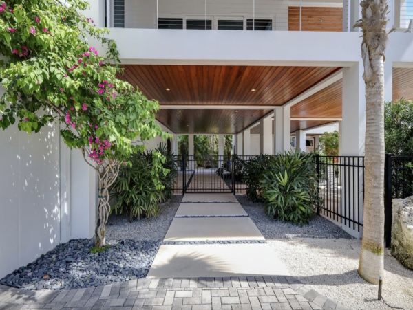 Beachside Four Bedrooms Vacation Home in Anna Maria